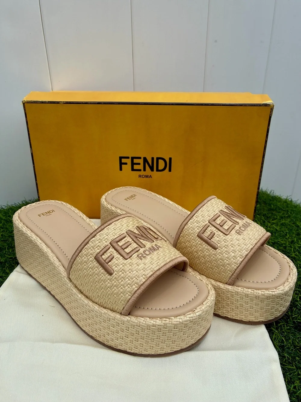 FENDI SUNSHINE NATURAL RAFFIA PLATFORM SLIDE SANDALS EMBROIDERED LOGO SZ 40 NEW